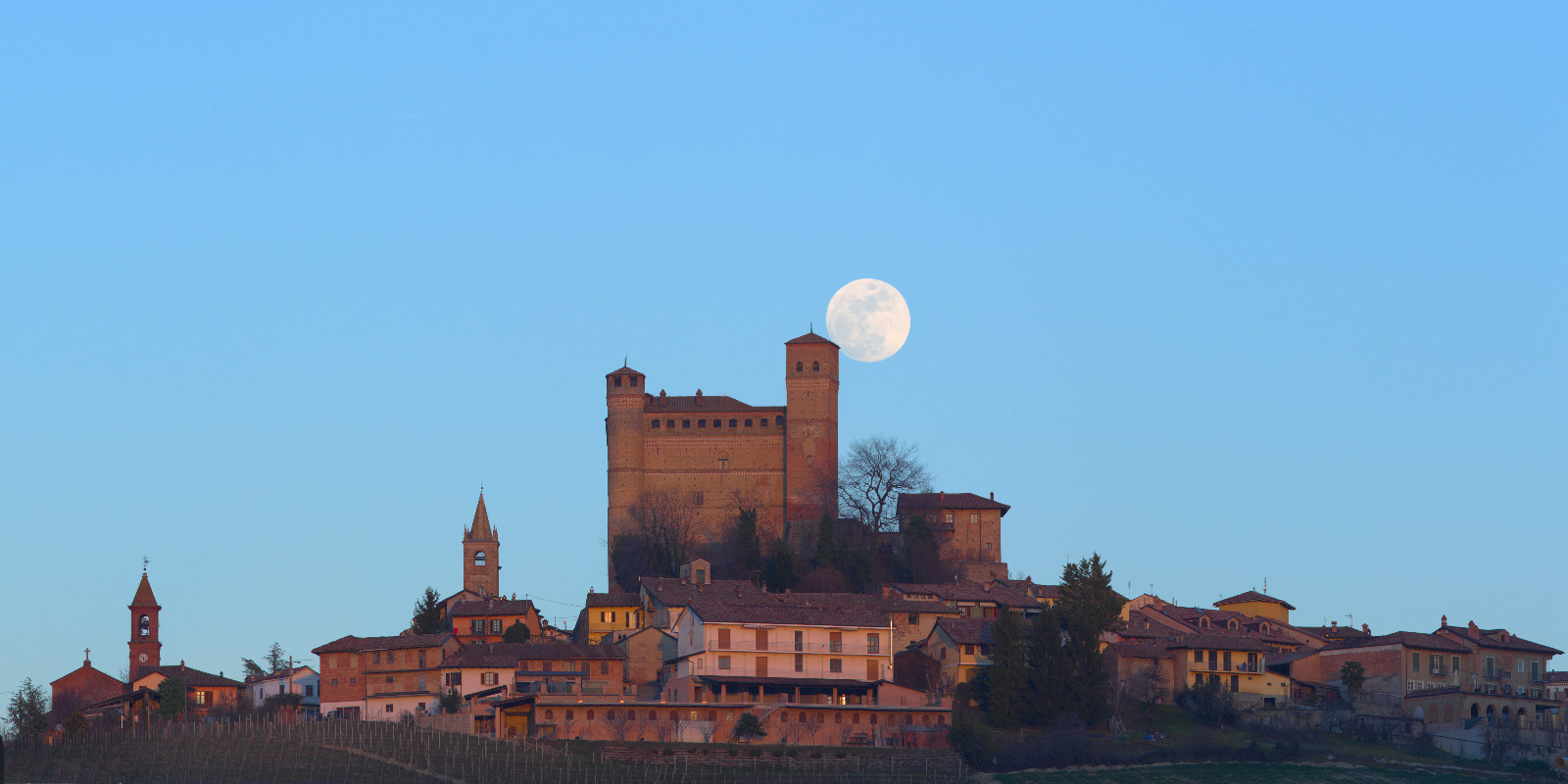 La Luna sorge dietro il castello di Serralunga d'Alba.