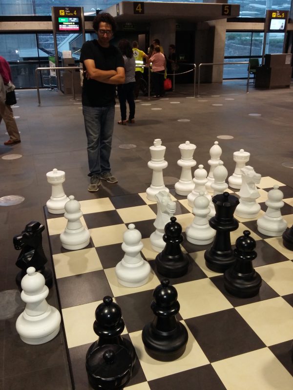 Partita a scacchi giganti in attesa di imbarcarsi sul primo volo del ritorno (per la cronaca, sono convinto che Babak mi abbia lasciato vincere).